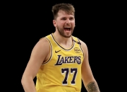 蜂鸟-关于东契奇回归赛场，精彩发挥首场状态亮眼，DWG观众沸腾！的信息