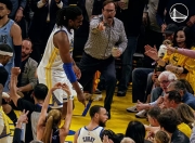 蜂鸟-包含库里回归赛场，惊险取胜首场状态亮眼，独行侠观众沸腾！的词条